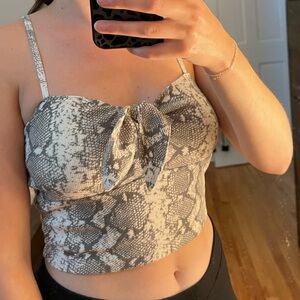 Cropped tank w/ front bow